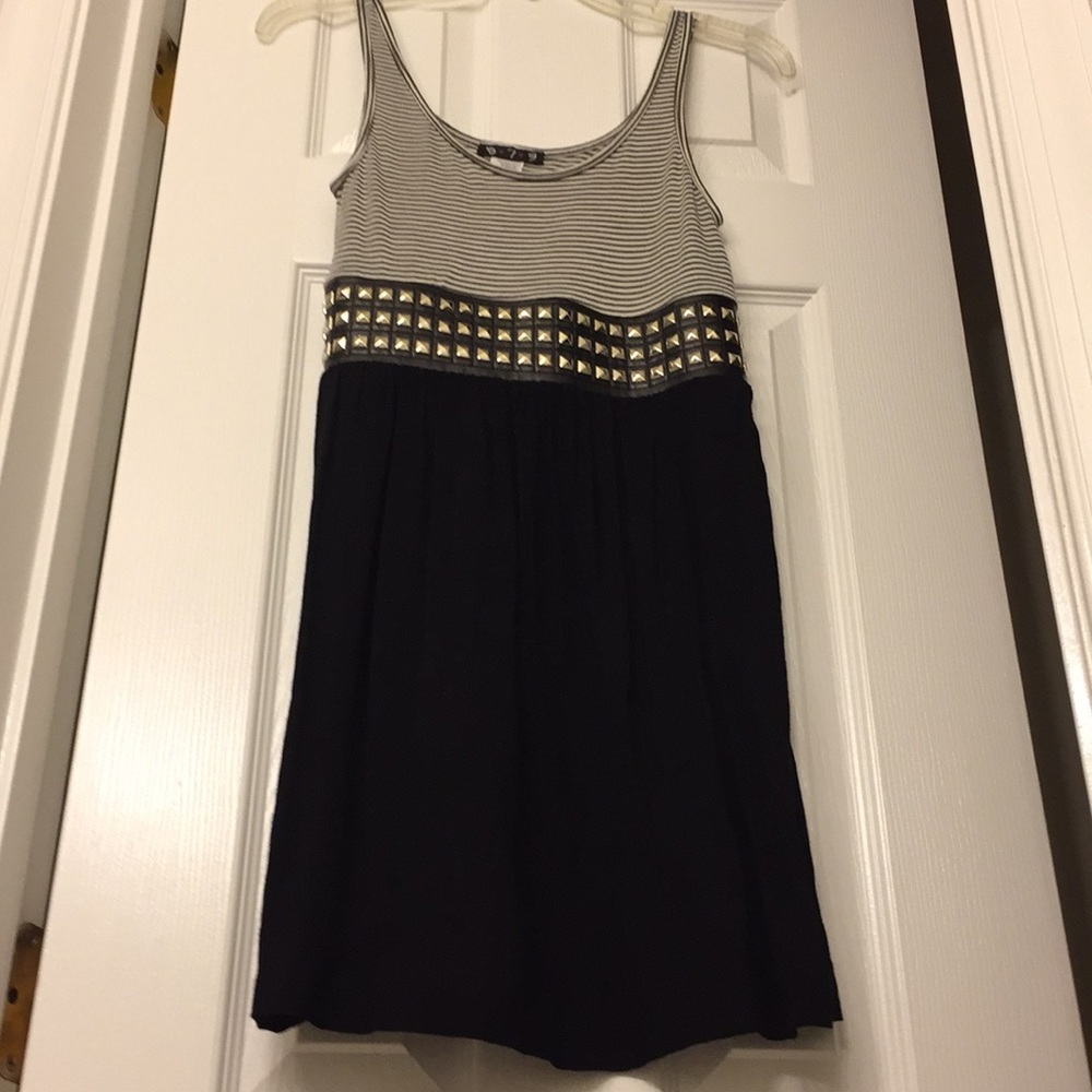 Sleeveless dress small black and white